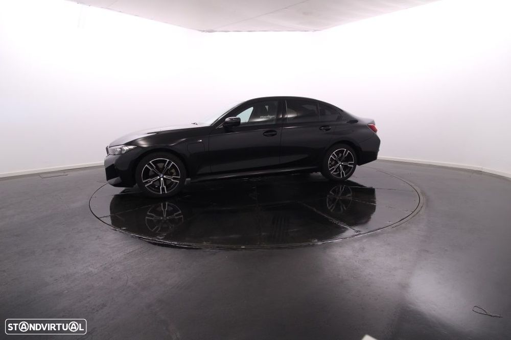 BMW 330 2025 photo 2