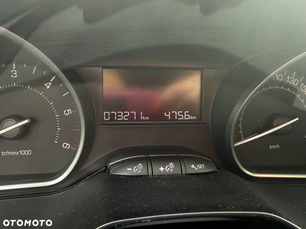 Peugeot 208 1.5 BlueHDi Allure S&S - 23