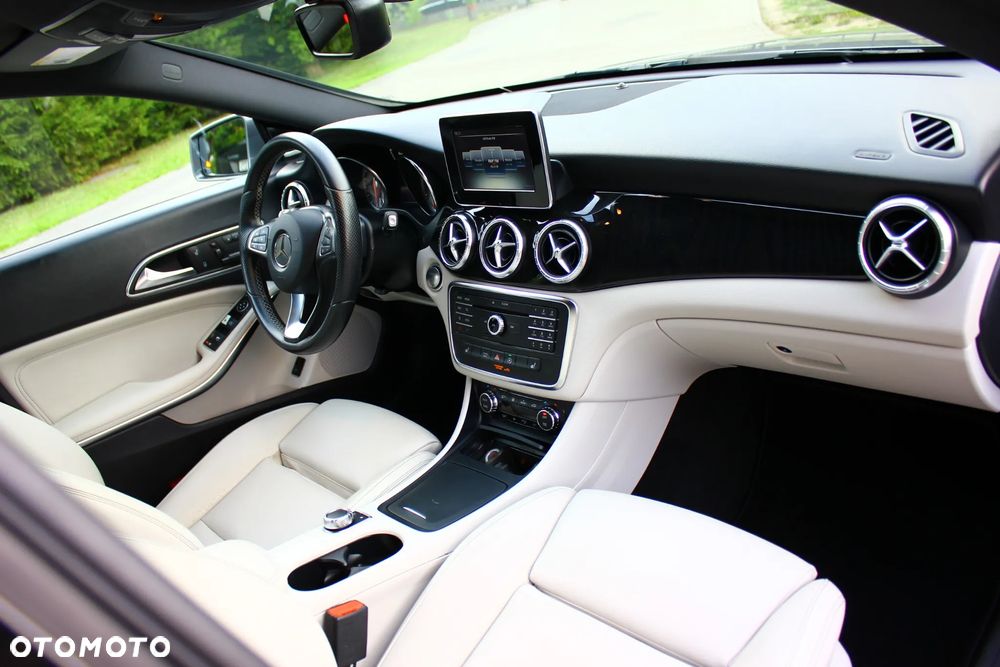Mercedes-Benz CLA 250 4Matic 7G-DCT - 34