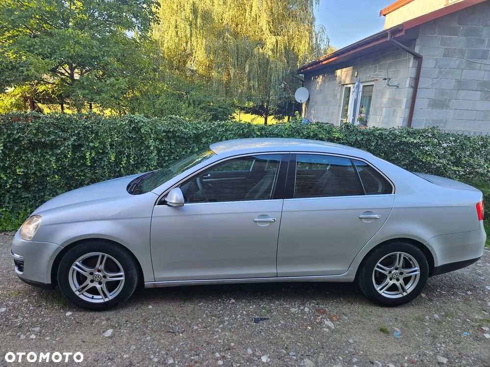 Volkswagen Jetta - 1