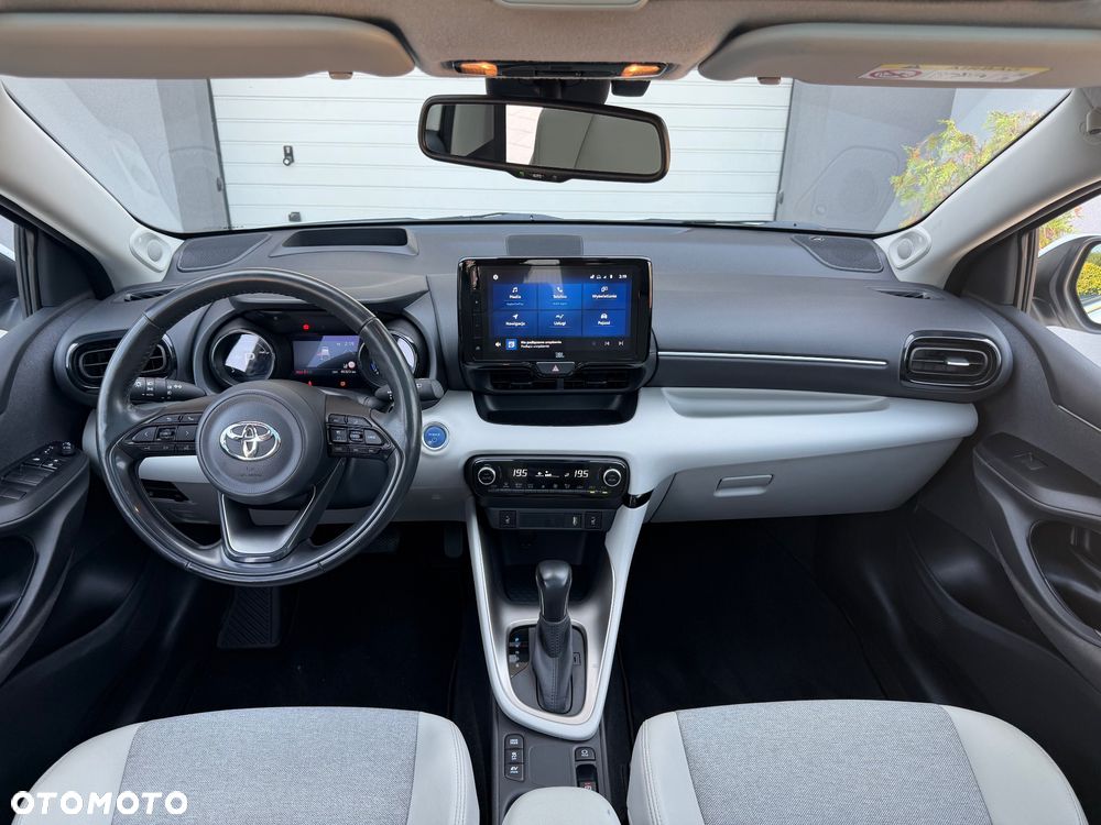 Toyota Yaris Hybrid 100 Selection Platinum - 11
