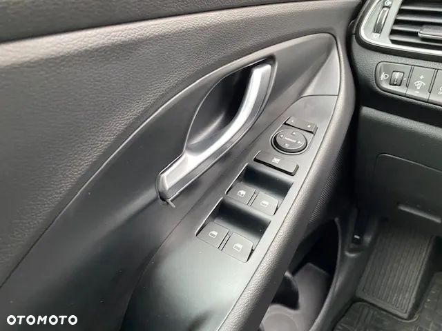 Hyundai i30 1.5 DPI Classic + - 17