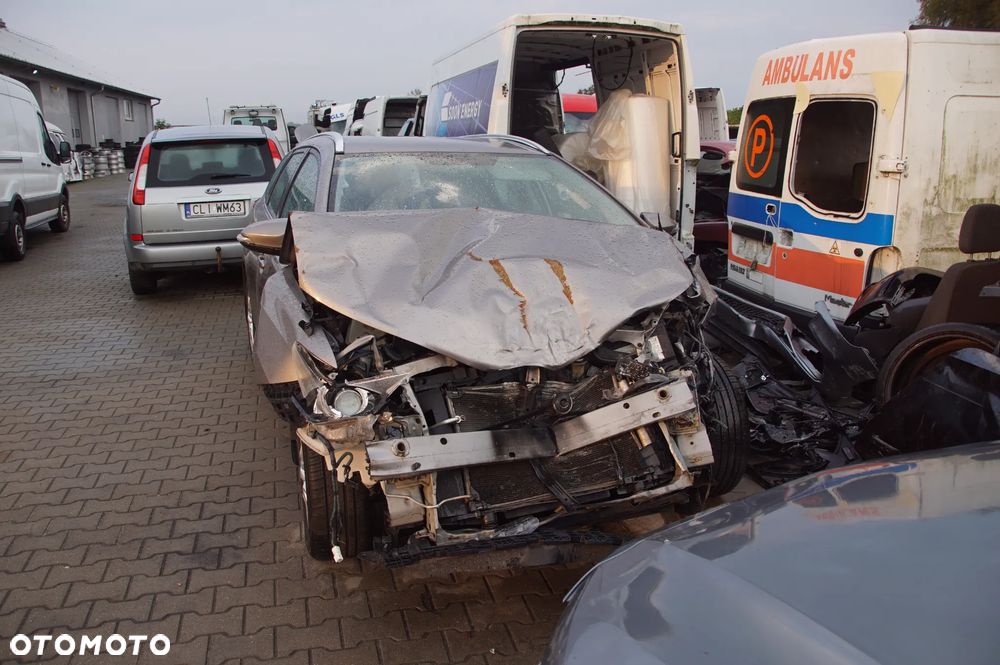 Auto na części - Toyota Auris II 1.6 Valvematic 132 KM 1ZR-FAE MTM 4V8 2015R Silnik Skrzynia Drzwi Szyba Klapa Lampa Lusterko Deska Kokpit Sterownik Moduł Czujnik Licznik Wyświetlacz Kierownica - 7