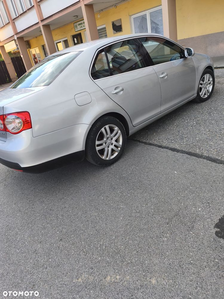 Volkswagen Jetta 2.0 TDI Sportline - 3