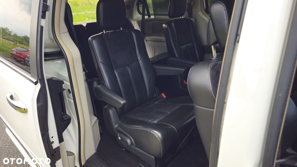 Chrysler Town & Country 3.6 Limited - 8