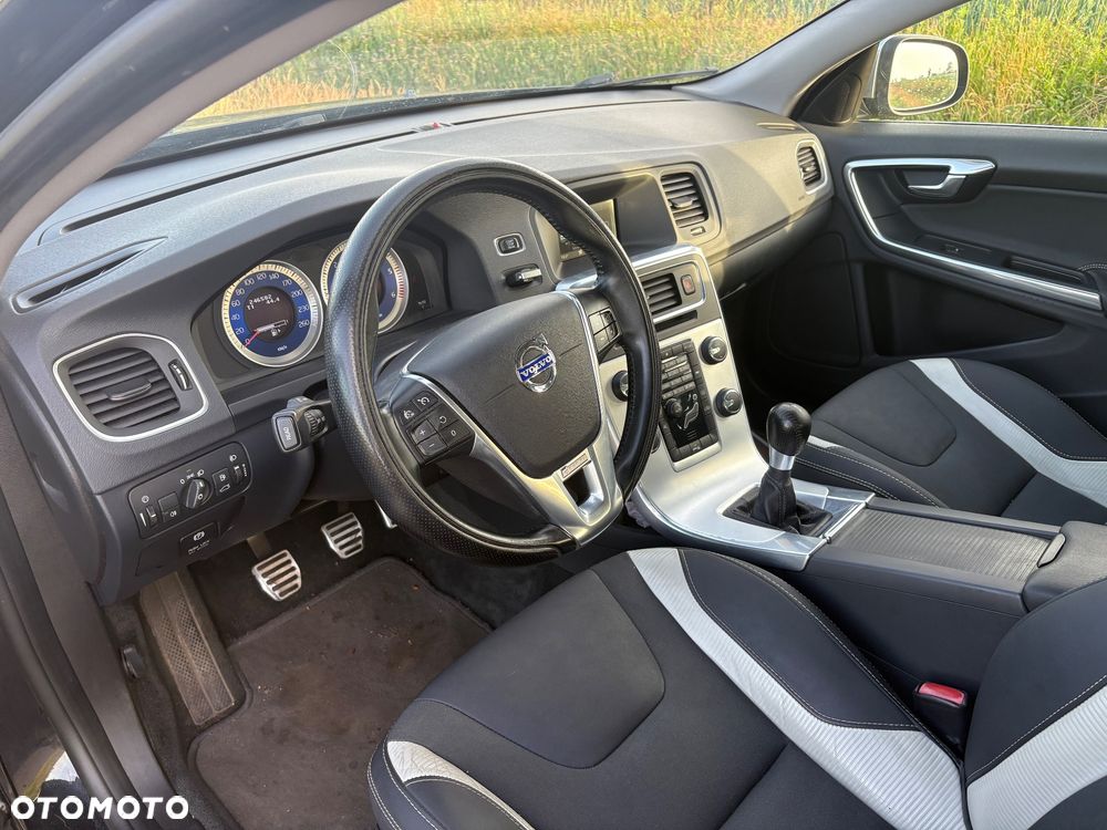 Volvo V60 D2 R-Design - 9