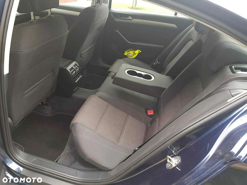 Volkswagen Passat - 12