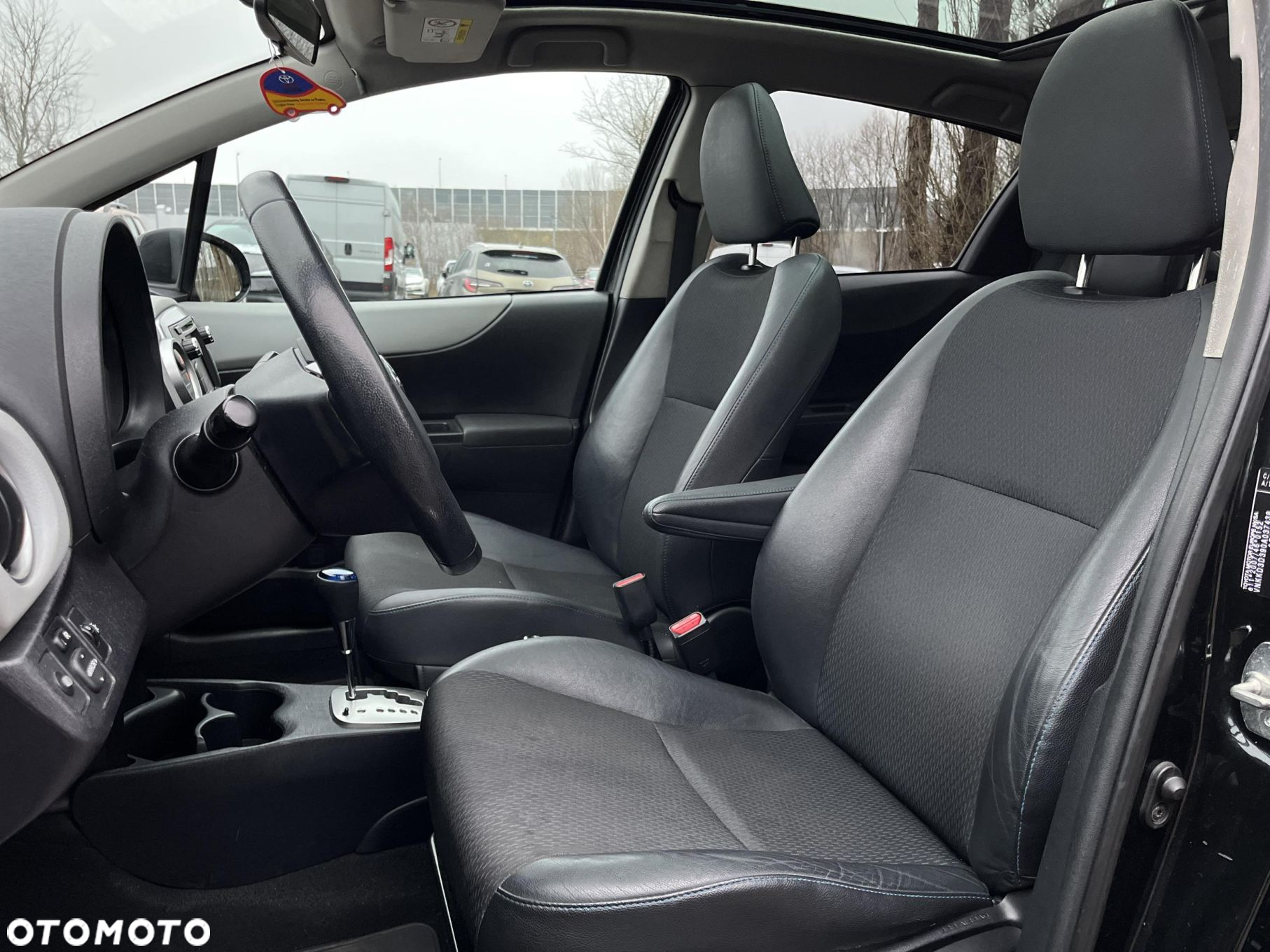 Toyota Yaris Hybrid 100 Dynamic - 13