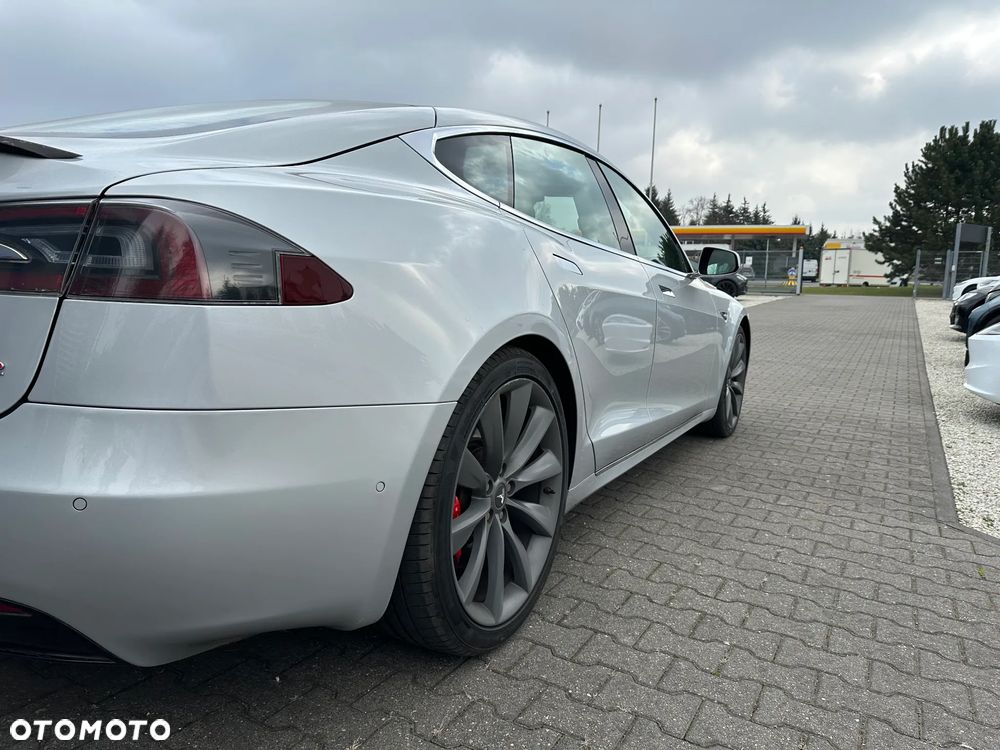 Tesla Model S - 8