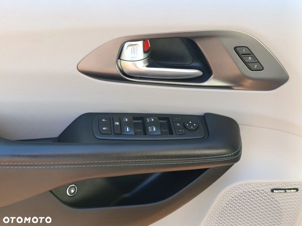 Chrysler Pacifica - 11