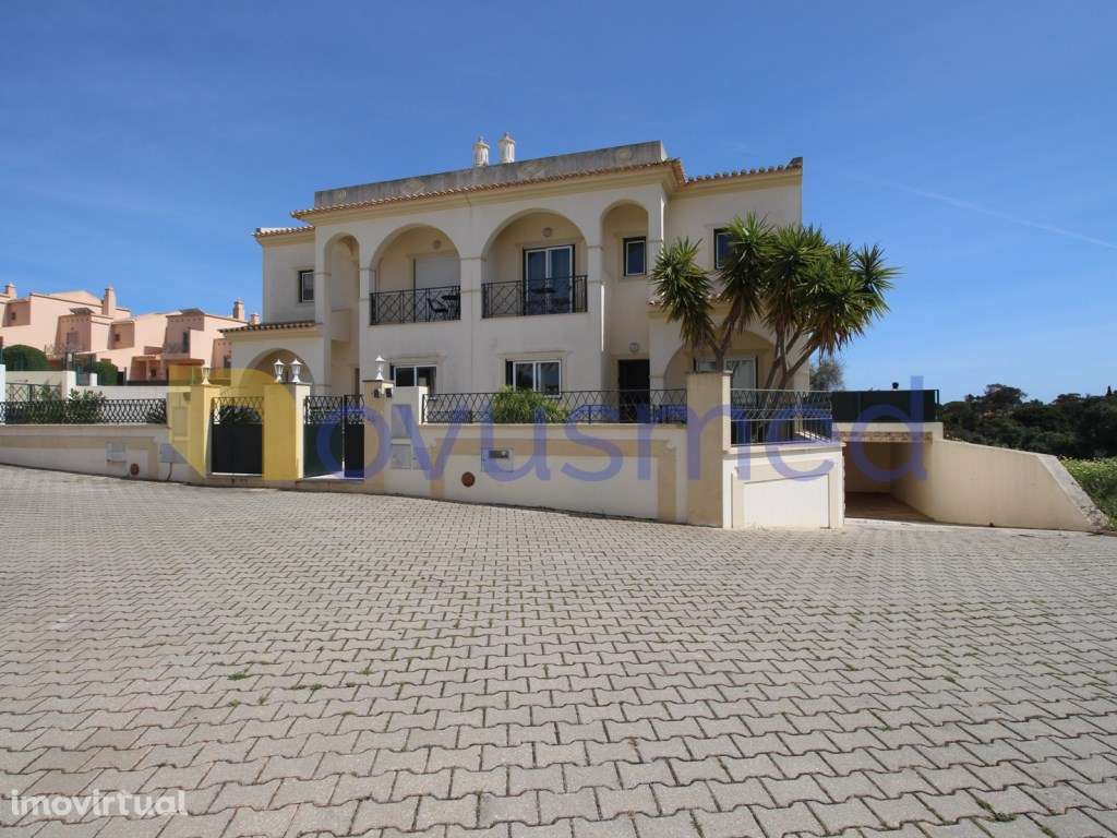 Moradia Geminada em Albufeira com 3 Suites, piscina e garagem - Grande imagem: 3/49