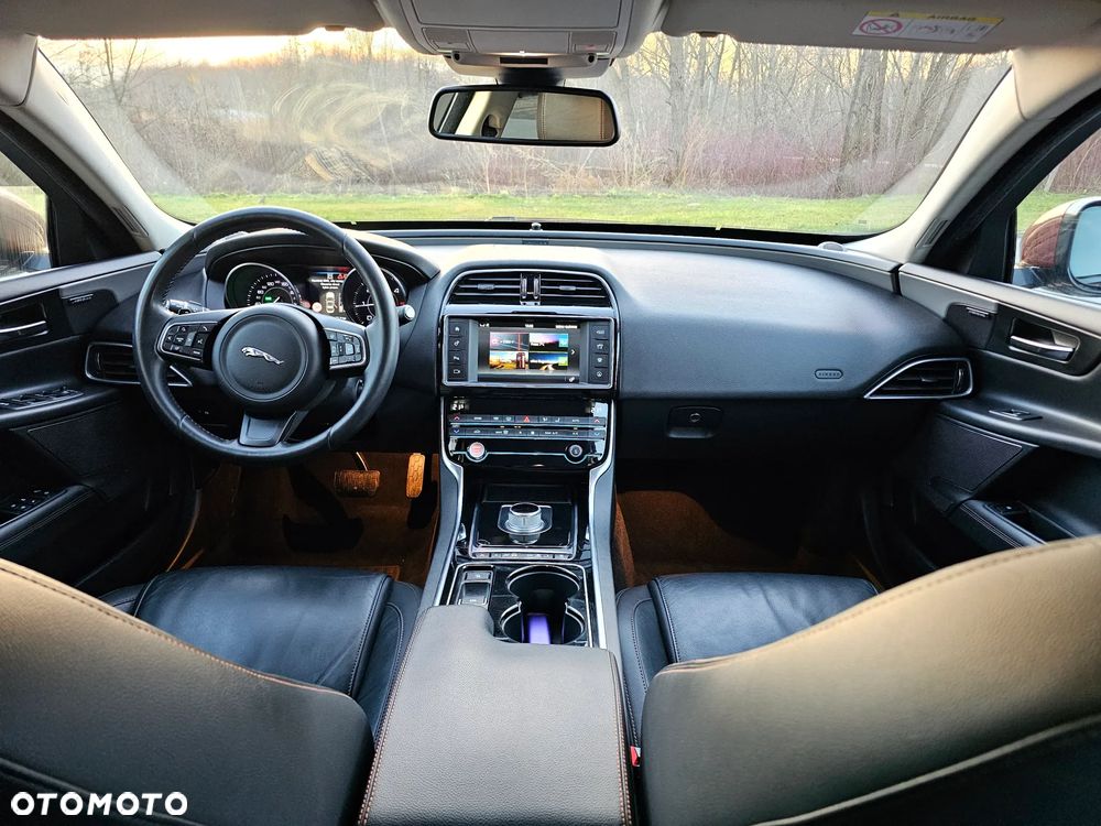 Jaguar XE 2.0 D Prestige - 8