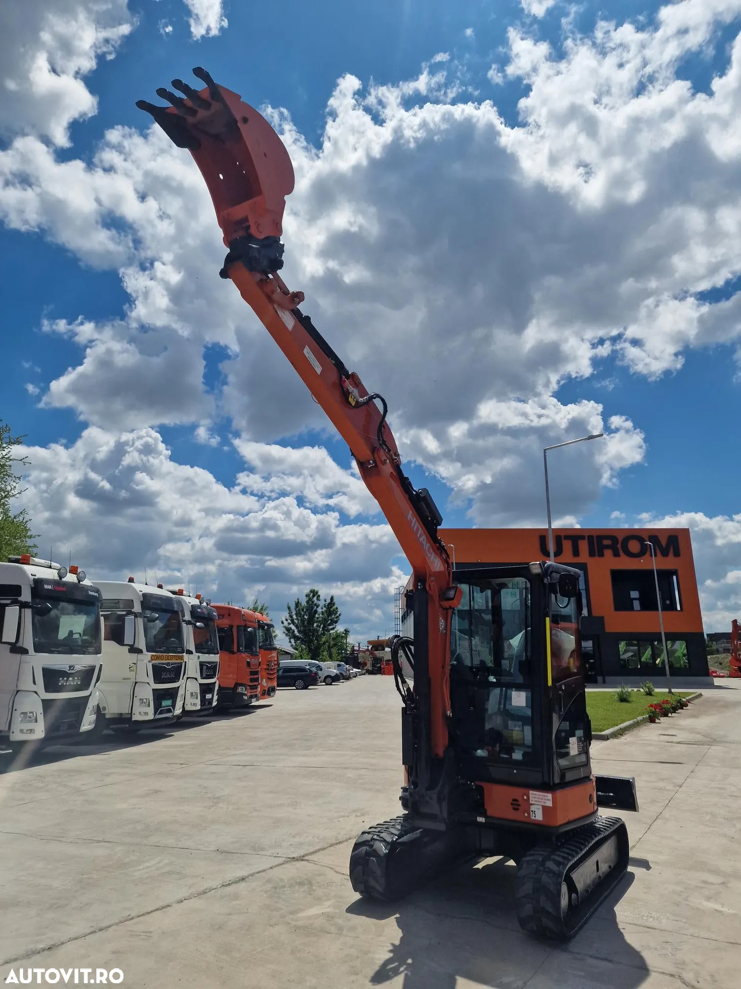 Hitachi ZX33, 3,7 tone, 2023/05, 1.163h, CUPLA RAPIDA+3 CUPE NOI, Senile 80% bune, Instalatia de picon pe brate, Sistem antifurt, Aer conditioinat, adanc sapare 4mc, ridica tevi de 2,5tone, STARE FOARTE BUNA< CA NOU, posibilitate leasing 4 ani-36900 EUR+Tva - 40