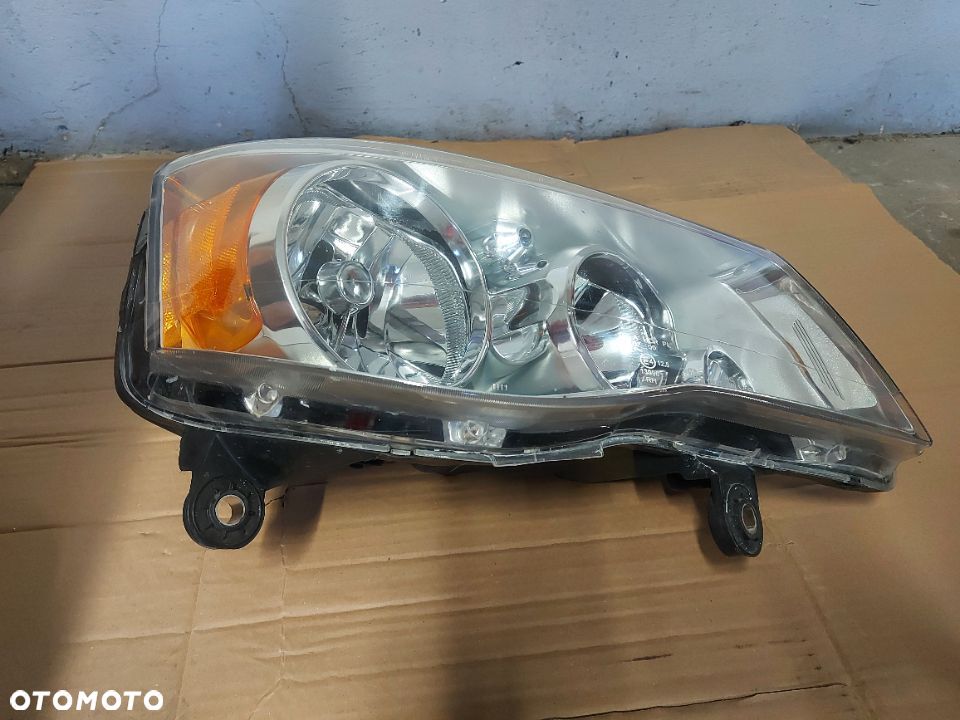 CHRYSLER TOWN&COUNTRY lampa przód prawa - 2