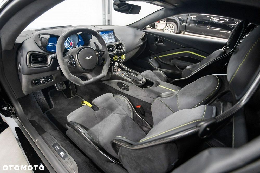 Aston Martin Vantage - 25