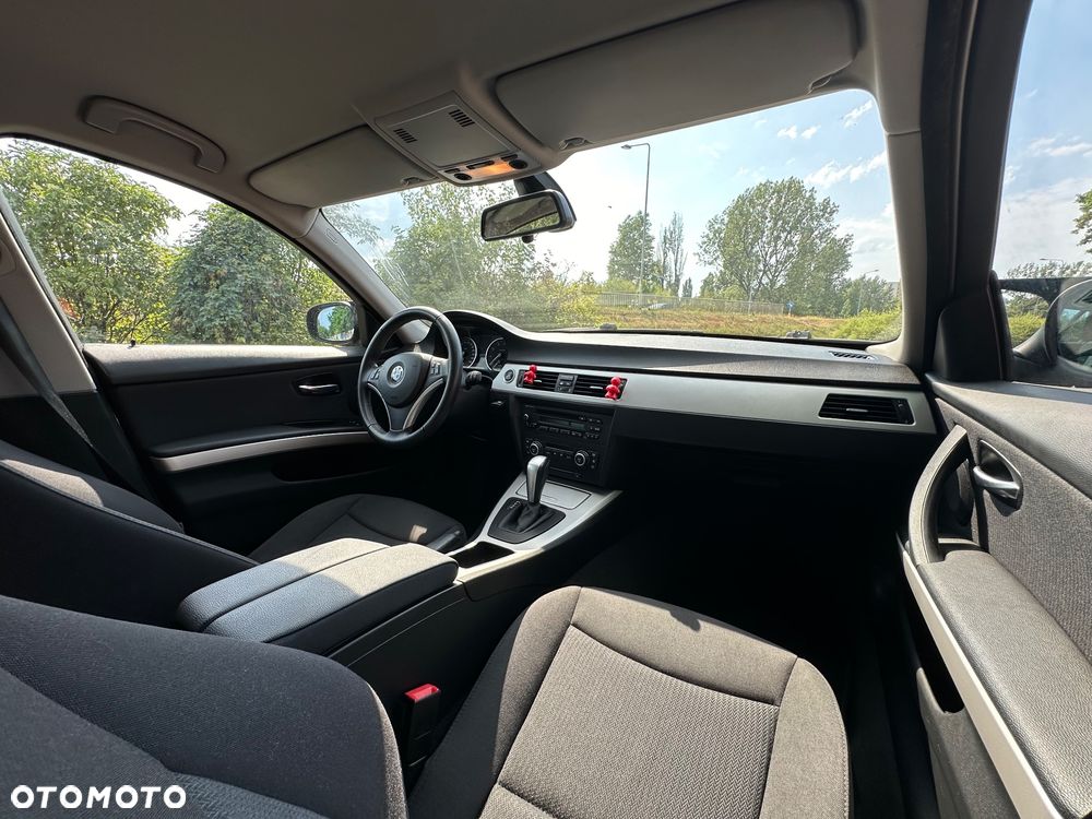 BMW Seria 3 320i Touring - 23