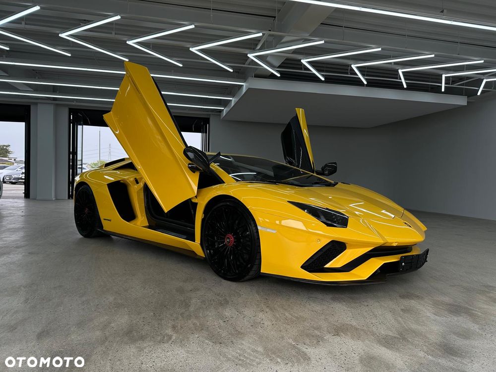 Lamborghini Aventador - 2