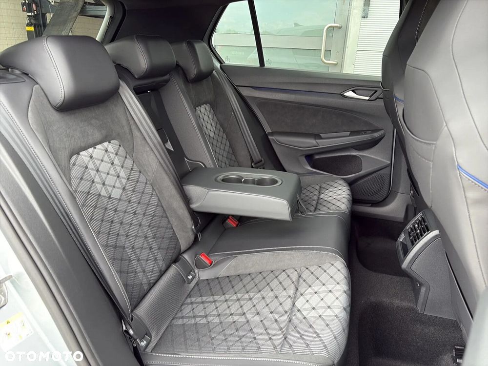 Volkswagen Golf 1.5 eTSI mHEV R-Line Plus DSG - 24