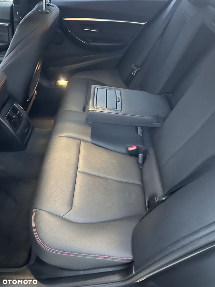 BMW Seria 3 330i xDrive - 32