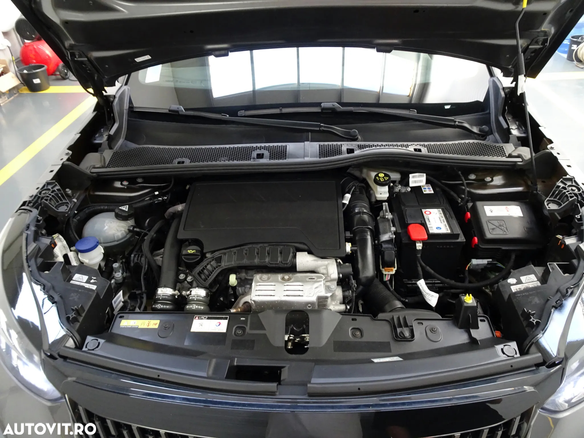 Peugeot 2008 PureTech 130 EAT8 GT - 27