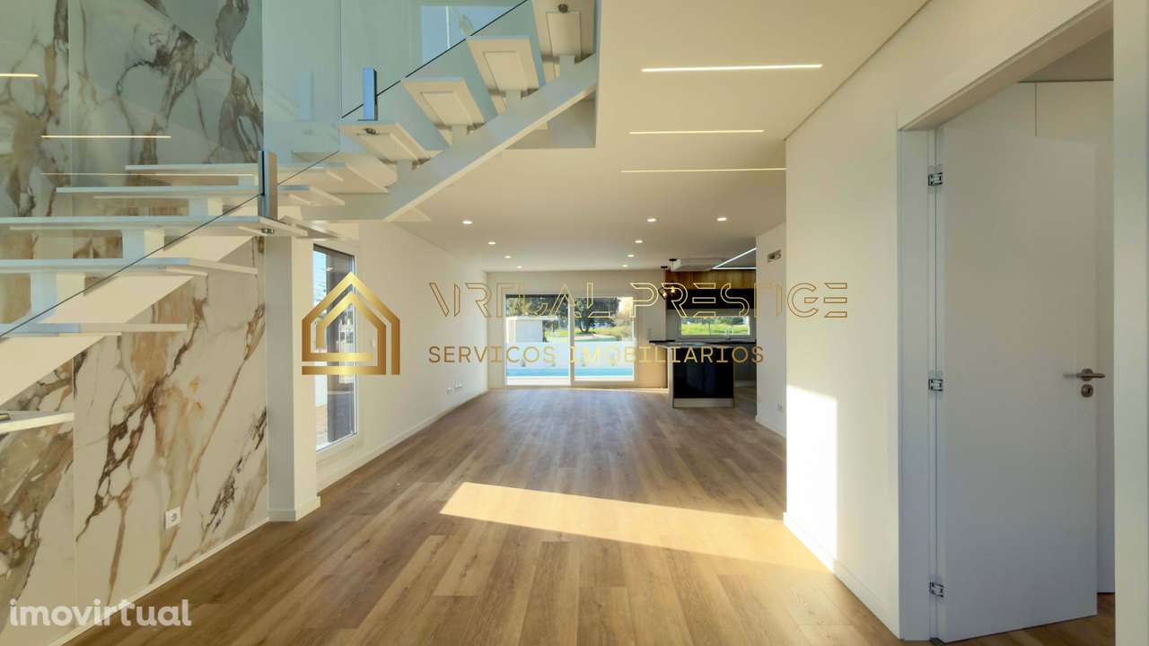 Moradia T4 moderna na Charneca da Caparica com piscina, jardim e ga... - Grande imagem: 2/36