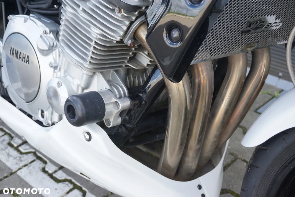 Yamaha XJR - 12