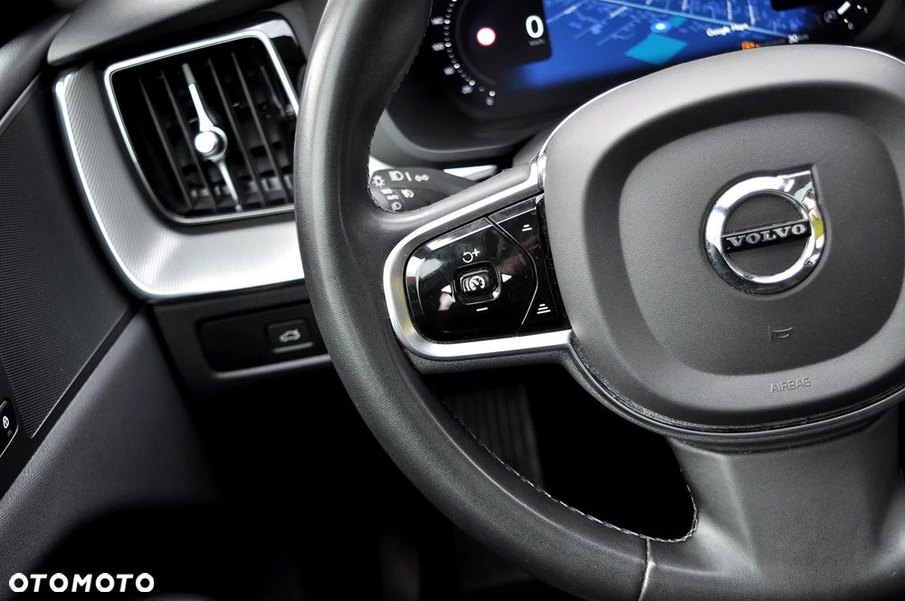 Volvo XC 60 B4 B Plus Dark - 23