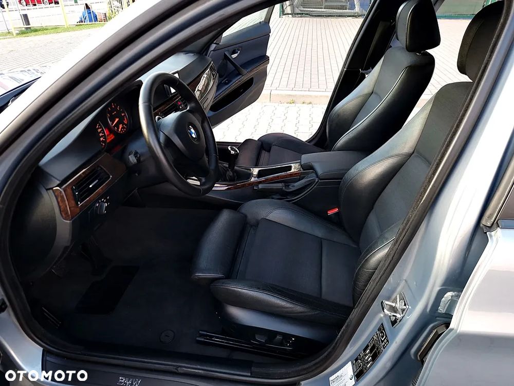 BMW Seria 3 320i - 23