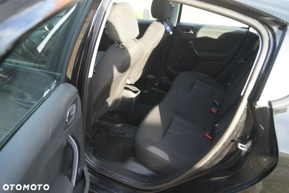 Peugeot 208 82 VTI Allure - 12