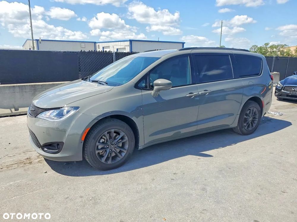 Chrysler Pacifica - 1
