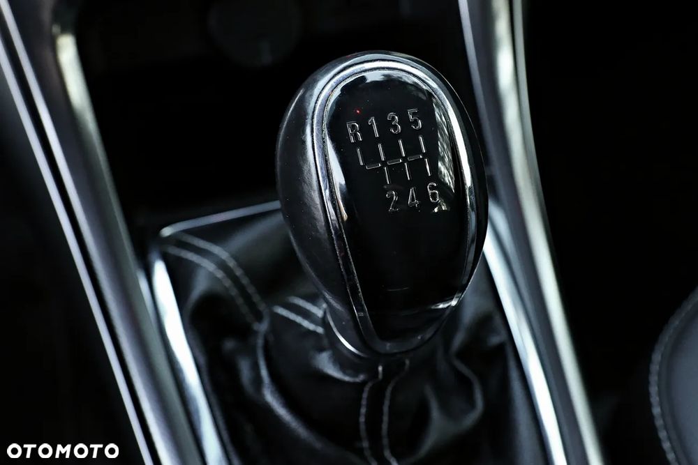 Opel Astra 1.6 Turbo - 36