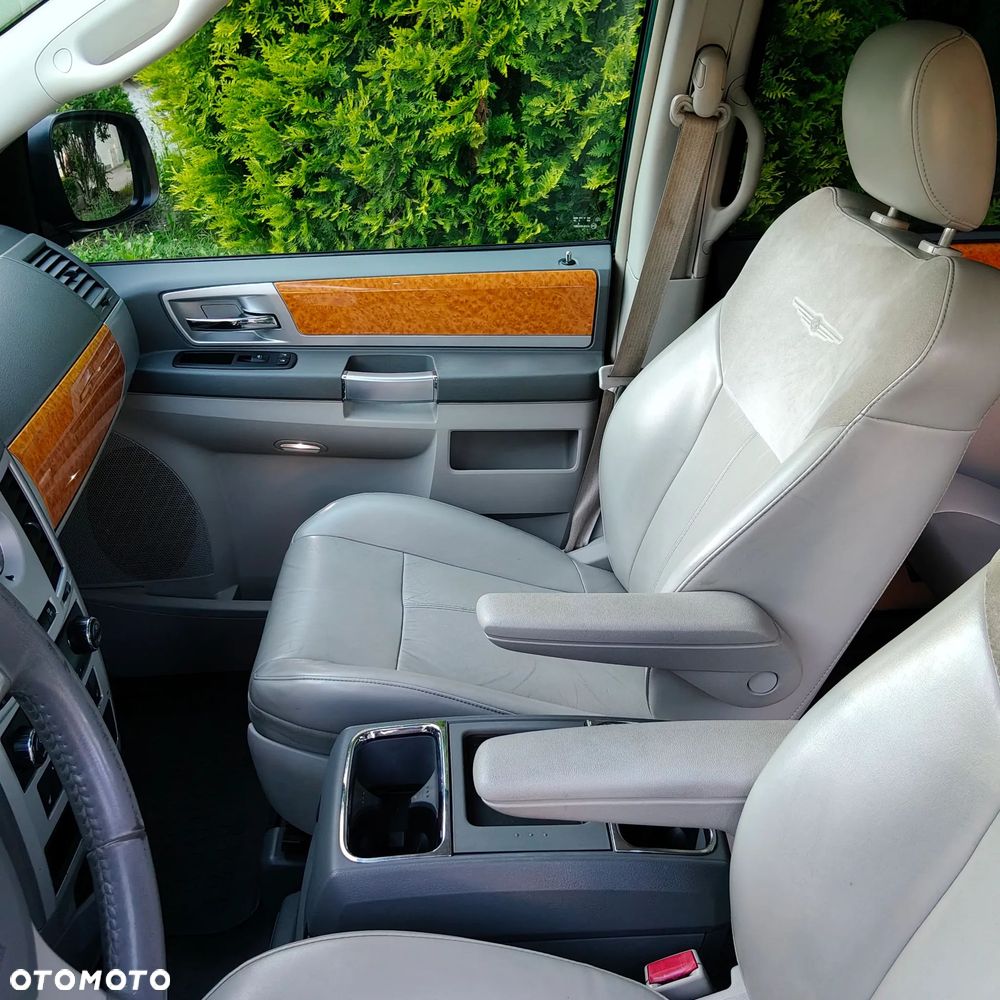 Chrysler Town & Country - 5