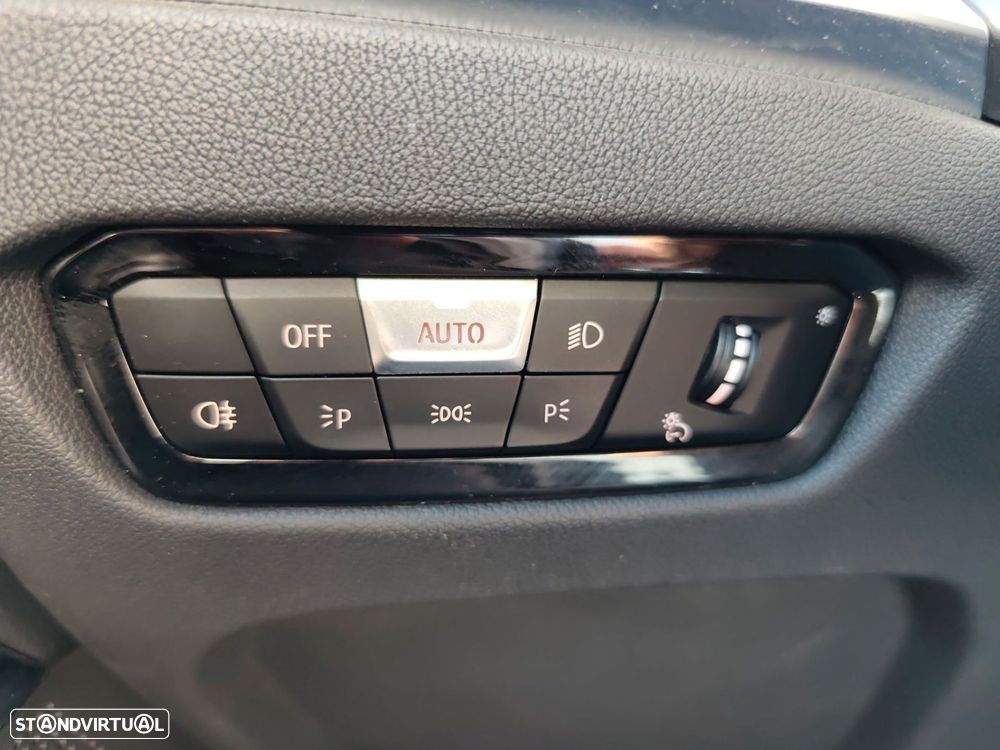 BMW 320 d Touring Pack Desportivo M Auto - 26