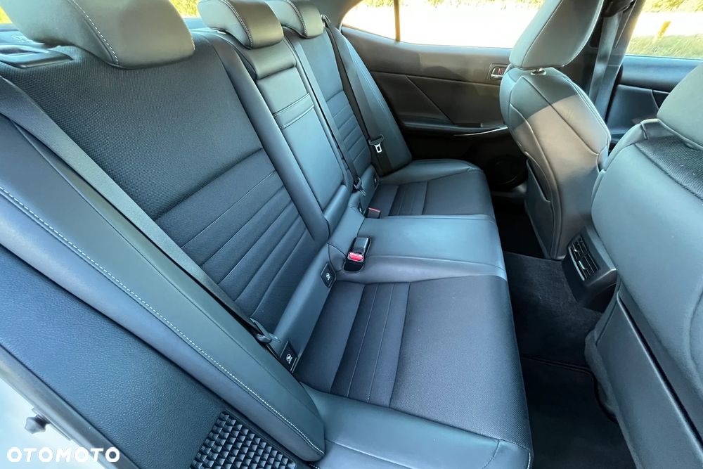Lexus IS 300h F Sport - 23