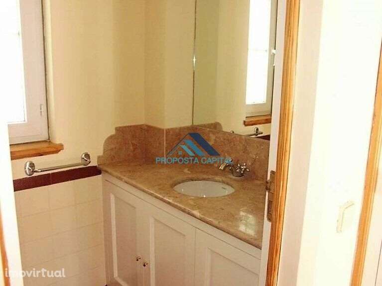 Moradia T5 com jardim e piscina, na Quinta da Marinha - Grande imagem: 5/8