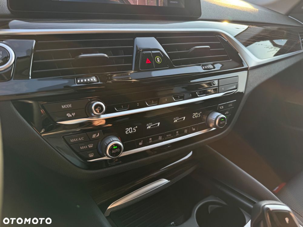 BMW Seria 5 530i xDrive mHEV - 23