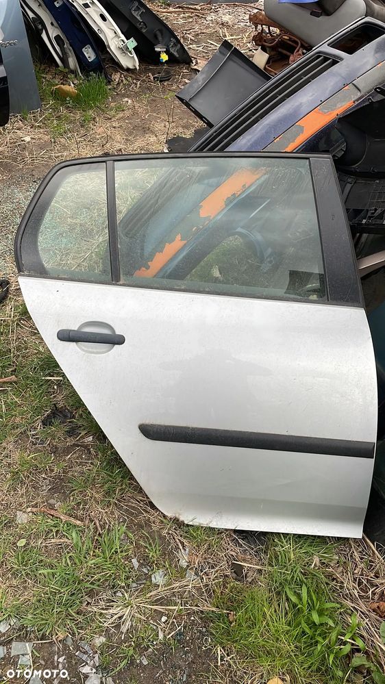 Vw golf 5 v hatchback drzwi tylne prawe prawy tyl srebrne