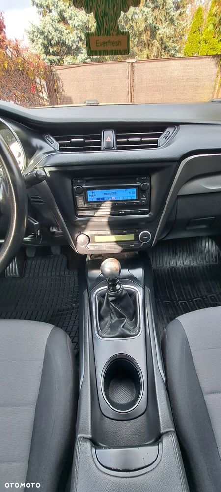 Toyota Avensis 1.6 Active - 10