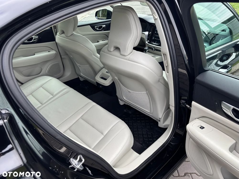 Volvo S60 T6 AWD Momentum Pro - 17
