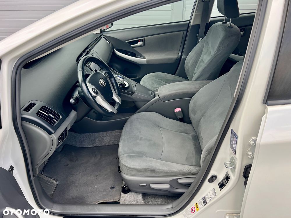 Toyota Prius (Hybrid) Executive - 5