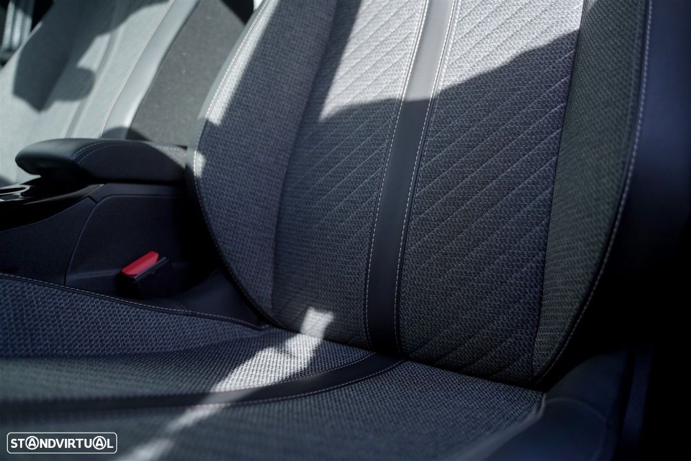 Peugeot 2008 1.2 Hybrid Allure e-DCS6 - 32