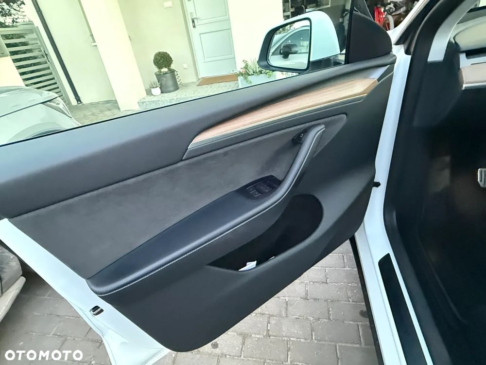 Tesla Y Long Range RWD - 2