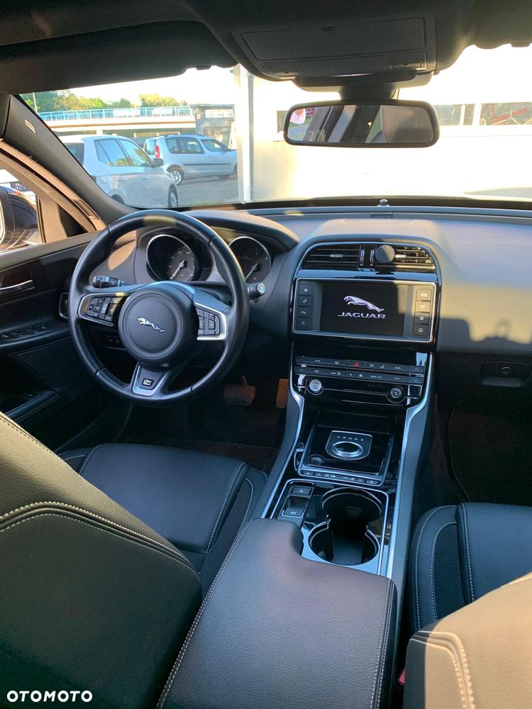 Jaguar XE 2.0 D AWD R-Sport - 3