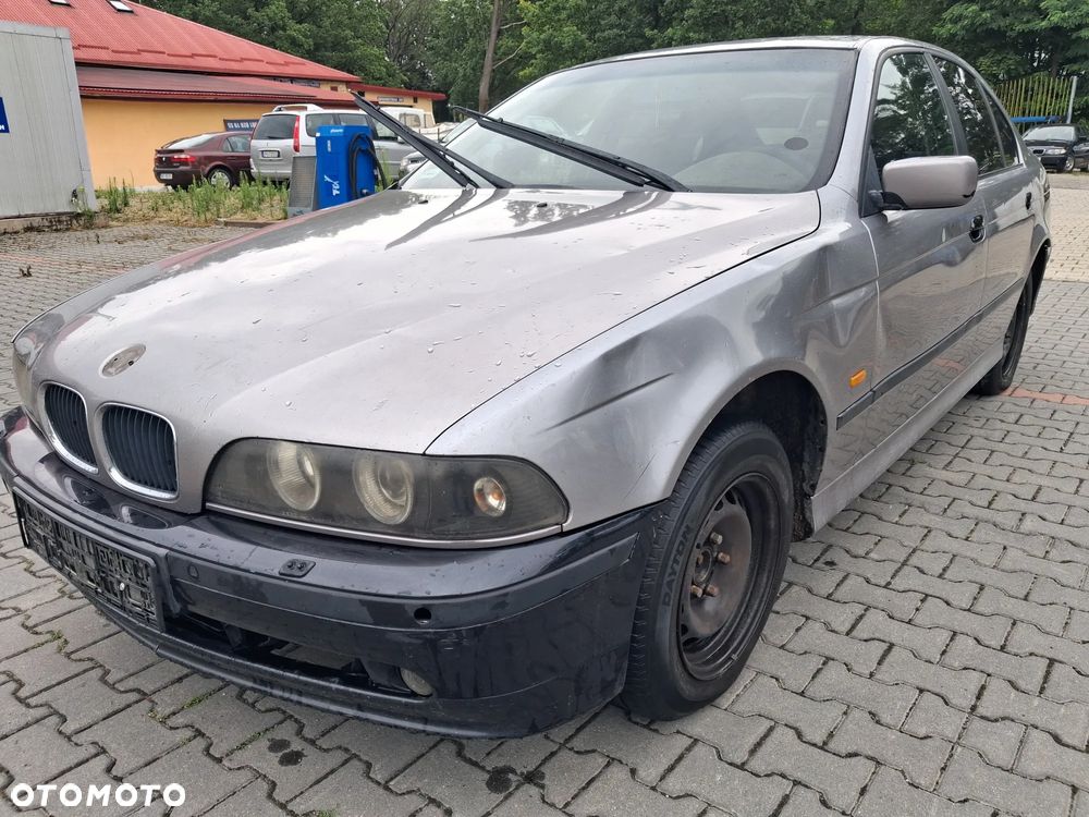 BMW 5 E39 silnik 2.5 TDS M51D25 143 KM skrzynia biegów 23001434452  S5D 2602 dyfer dyferencjał 33101428489  2,64 drzwi klapa maska zderzak błotnik Orientblau Metallic 317 alternator wtrysk przepustnica przepływomierz turbina alternator maglownica pompa wspomagania sprężarka klimatyzacji wentylator sterownik stacyjka moduł silniczek panel przewód wiązka radio konsola wyświetlacz tunel fotel fotele tapicerka skórzana skóra boczek podłokietnik szyba zwrotnica EGR chłodnica pas wzmocnienie lusterko lampa reflektor tłumik wydech halogen hak holowniczy klamka belka sanki mcperson amortyzator sprężyna felga zwrotnica blenda mikrostyk kierownica mechanizm zamek zacisk hamulcowy jarzmo klamka włącznik schowek lewarek wybierak osłona łapa poduszka zbiorniczek rura manetki kolektor pompa ABS NA CZĘŚCI wszystkie części - 3