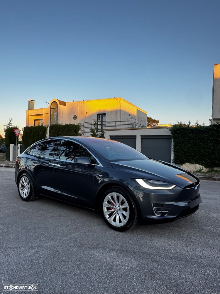 Tesla Model X 90D - 12