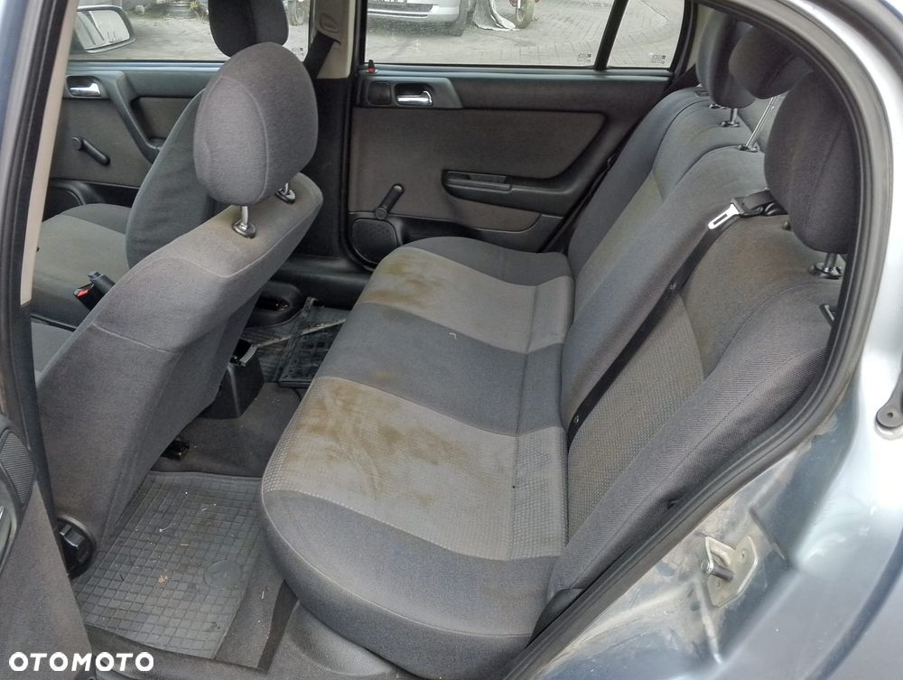 Opel Astra G (04r.) 2.0 HDI 89KM. Silnik Z14XE Skrzynia MG4 lakier 163 / 4AU / GBJ - SILVER LIGHTNING.Cały na części. GWARANCJA !!!  Przód Tył Zestaw Komplet Drzwi Klapa Zderzak Błotnik Maska Grill Atrapa Szyba Pas Lampa Lusterko Boczki Fotel Kanapa Kokpit Deska Rozdzielcza Przełącznik Włącznik Sterownik Przewody Wiązka Instalacja Moduł Komputer Czujnik Listwa Pompa Alternator Wtryski Głowica Rozrusznik Kompresor Sprzęgło Dwumas Silnik Skrzynia ABS Klimatyzacji Paliwa Wspomagania Kolektor Turbina Przepustnica Zawór Chłodnica Koło Hak Belka Sanki Zawieszenie Mcpherson Półoś Amortyzator Wydech Tłumik Zacisk Most - 9