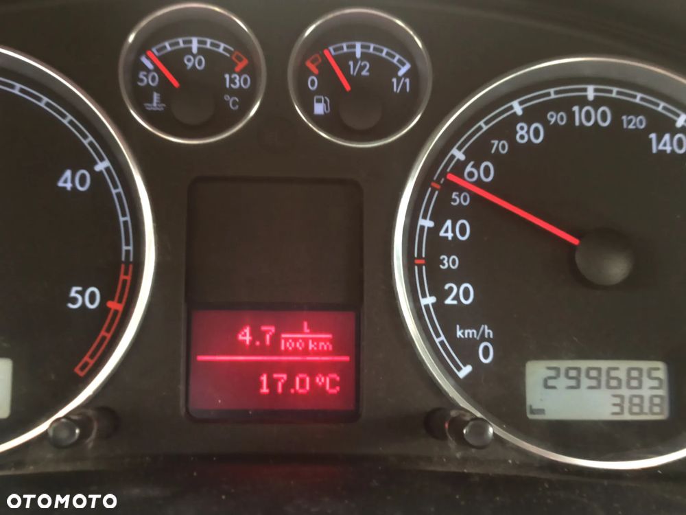 Volkswagen Passat 1.9 TDI Highline - 9