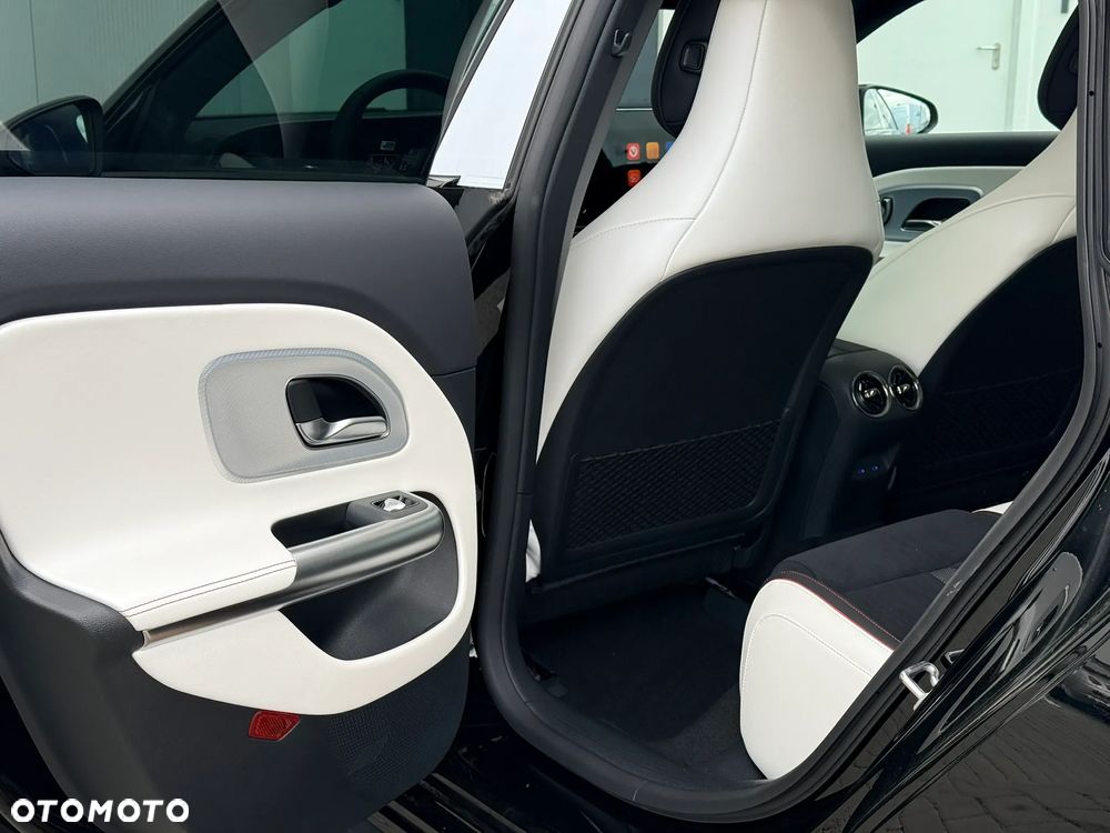 Mercedes-Benz CLA - 32