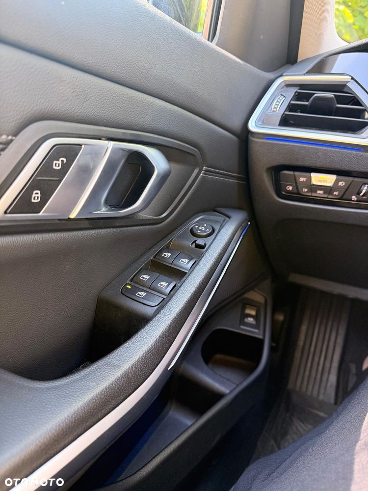 BMW Seria 3 320d Sport Line Shadow - 15