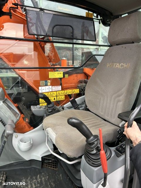 Hitachi ZX 135 US-6 - 9